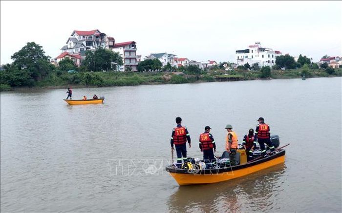 Lực lượng chức năng và Đội Cứu hộ 116 triển khai ca nô chuyên dụng, rà soát kỹ lưỡng khu vực sông tại cầu Bo (phường Trà Lý, tỉnh Hưng Yên) để tìm kiếm quân nhân và nạn nhân mất tích. Ảnh: Đinh Văn Nhiều/TTXVN