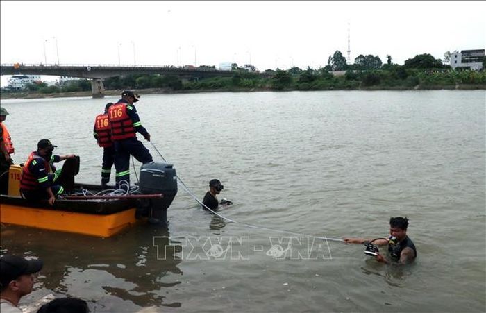 Thành viên Đội Cứu hộ 116 đang triển khai phương án lặn tìm kiếm quân nhân và nạn nhân mất tích tại khu vực cầu Bo, tỉnh Hưng Yên. Ảnh: Đinh Văn Nhiều/TTXVN