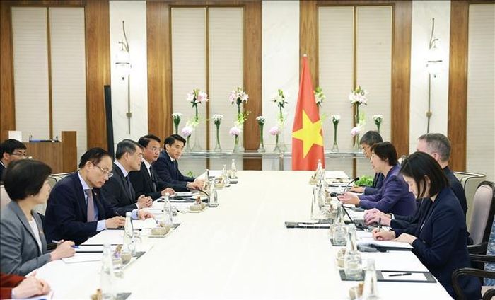 Thủ tướng Lê Minh Hưng tiếp bà Zou Jiayi, Chủ tịch Ngân hàng Đầu tư Cơ sở hạ tầng Châu Á (AIIB). Ảnh: Dương Giang/TTXVN