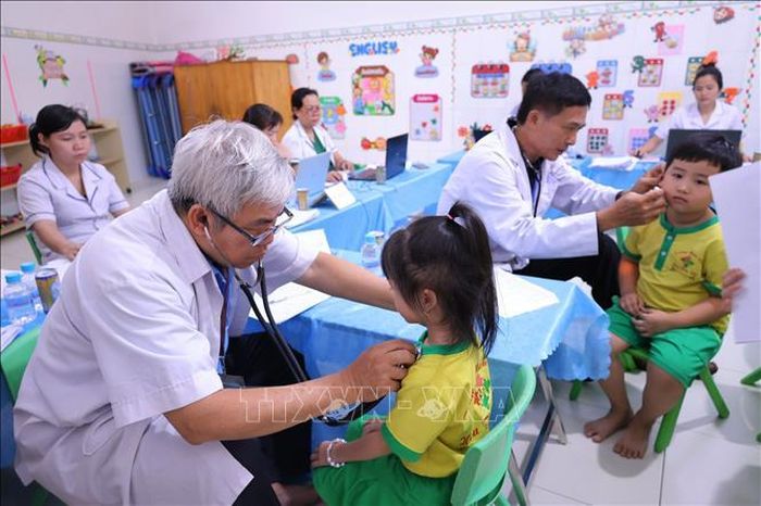 Trẻ mầm non trên địa bàn xã Bình Minh, thành phố Đồng Nai được khám sức khỏe định kỳ.
