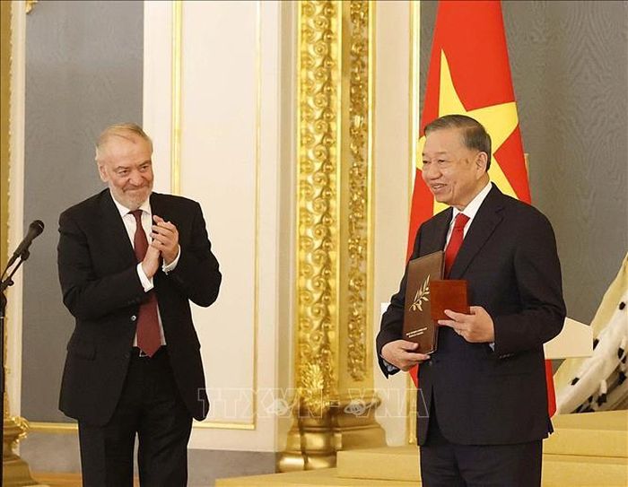 Nghệ sĩ Nhân dân Liên bang Nga Valery Gergiev, Chủ tịch Hội đồng Giám khảo Giải thưởng Hòa bình Lev Tolstoy trao Giải thưởng Hoà bình Lev Tolstoy năm 2026 cho Tổng Bí thư, Chủ tịch nước Tô Lâm. Ảnh: Thống Nhất/TTXVN