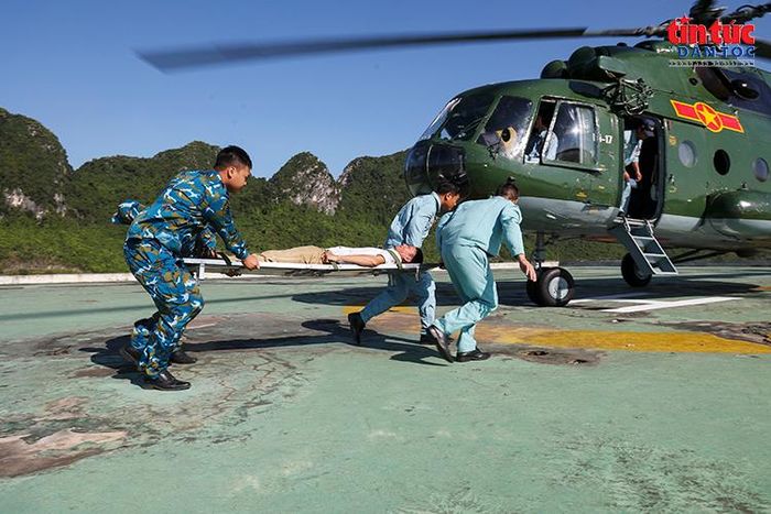 Đưa người bệnh lên trực thăng, thực hành quy trình cấp cứu và vận chuyển trong điều kiện địa hình chia cắt.