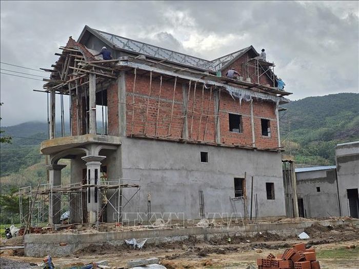 Nhiều ngôi nhà kiên cố dần hình thành.