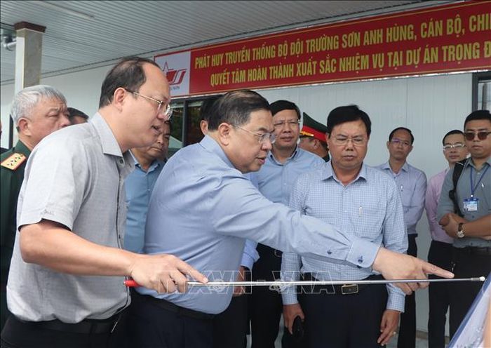 Phó Thủ tướng Thường trực Chính phủ Phạm Gia Túc khảo sát bản đồ quy hoạch tỉnh Cà Mau.