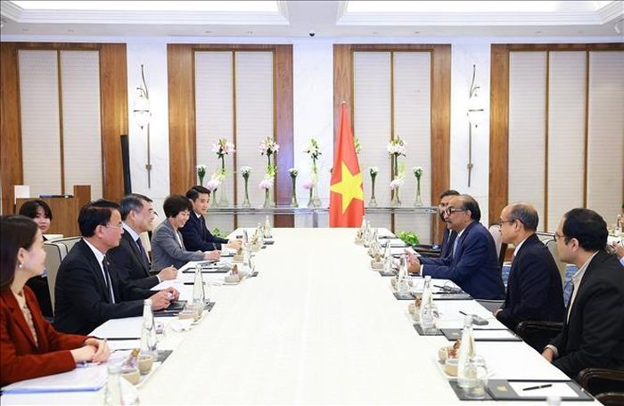 Thủ tướng Lê Minh Hưng tiếp ông Grandhi Mallikarjuna Rao, Chủ tịch Tập đoàn GMR của Ấn Độ. Ảnh: Dương Giang/TTXVN