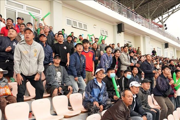 Khán giả Lâm Đồng biểu cảm trước một pha tấn công của các cầu thủ Lâm Đồng.