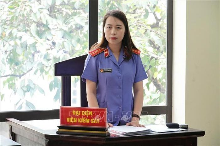 Đại diện Viện Kiểm sát phát biểu ý kiến tại phiên họp.