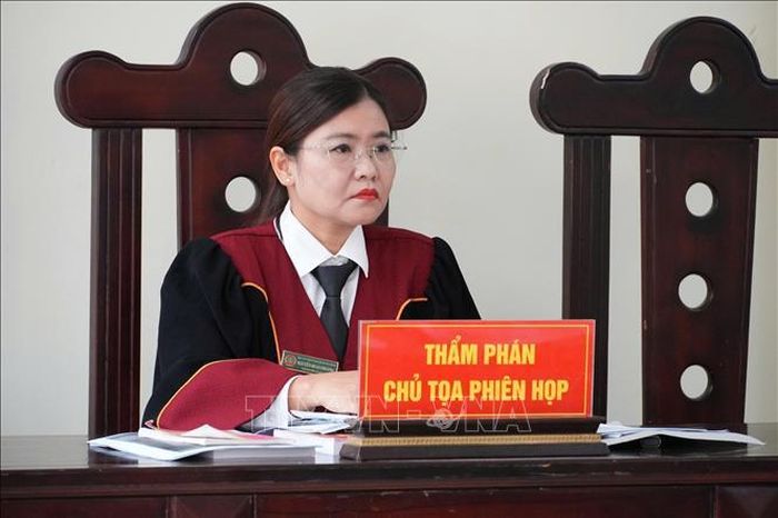 Thẩm phán, chủ tọa phiên họp.