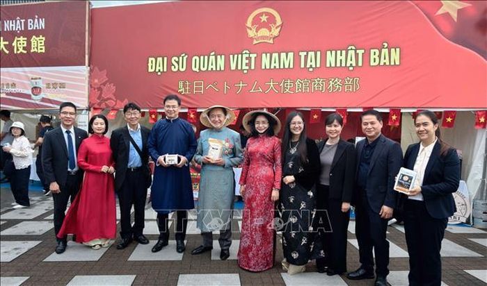 Thứ trưởng Bộ Văn hóa, Thể thao và Du lịch Trịnh Thị Thủy, Đại sứ Việt Nam tại Nhật Bản Phạm Quang Hiệu, Thống đốc tỉnh Kanagawa Kuroiwa Yuji chụp ảnh lưu niệm tại gian hàng của Việt Nam. Ảnh: Bùi Hà/PV TTXVN tại Nhật Bản