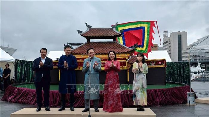 Thứ trưởng Bộ Văn hóa, Thể thao và Du lịch, bà Trịnh Thị Thủy, Đại sứ Việt Nam tại Nhật Bản, ông Phạm Quang Hiệu, Thống đốc tỉnh Kanagawa, ông Kuroiwa Yuji tuyên bố khai mạc lễ hội. Ảnh: Bùi Hà/PV TTXVN tại Nhật Bản