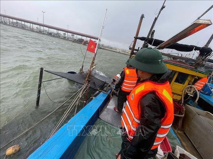 Lực lượng Đồn Biên phòng Cửa khẩu cảng Thuận An tham gia trục vớt tài sản, ngư lưới cụ. Ảnh: TTXVN phát