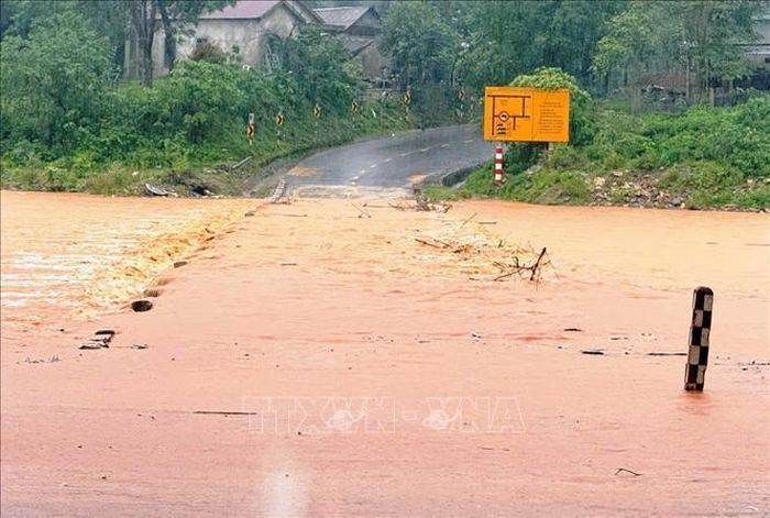 Từ tối 11 đến chiều 12/9, trên địa bàn tỉnh Quảng Trị đã xảy ra mưa vừa đến mưa to khiến một số tuyến đường bị ngập, gây ách tắc và chia cắt tạm thời. Ảnh: TTXVN phát