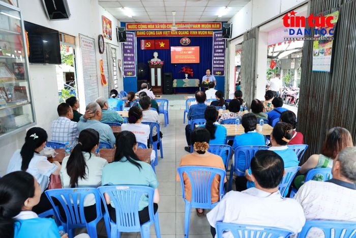 Quang cảnh Lễ khai mạc Điểm hỗ trợ dịch vụ công trực tuyến cho người dân tại Khu phố 13 và 14, phường Tân Bình, sáng 12/9.