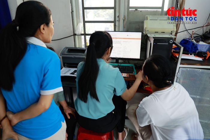 Người dân trực tiếp thực hiện các thao tác trên môi trường số dưới sự hướng dẫn của cán bộ tại điểm hỗ trợ.