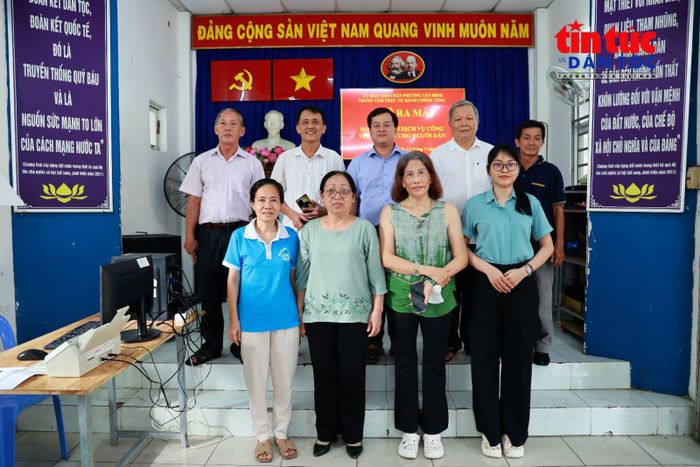 Các thành viên Tổ chuyển đổi số cộng đồng Khu phố 13 và 14 tại lễ ra mắt.