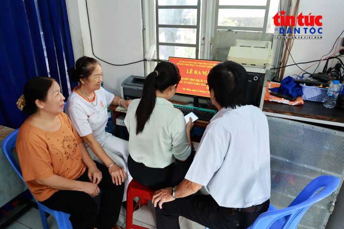 Người dân được hướng dẫn thực hiện thủ tục trực tuyến ngay tại khu dân cư, thay vì phải đến phường để được hỗ trợ.