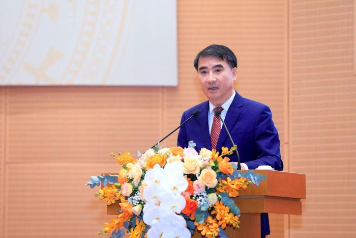 Phó Chủ tịch UBND thành phố Hà Nội Nguyễn Xuân Lưu phát biểu tại hội nghị.