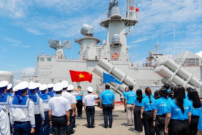 Lễ chào cờ “Tôi yêu Tổ quốc tôi” trước những con tàu hiện đại của Lữ đoàn 167.