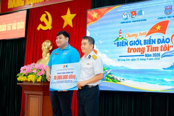 Hội Liên hiệp Thanh niên Việt Nam phường Xuân Hòa trao tặng Lữ đoàn 167.