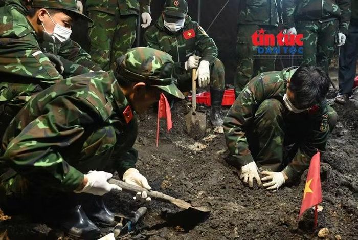 Công tác tìm kiếm hài cốt liệt sĩ tại khu A, Công viên Lê Thị Riêng.