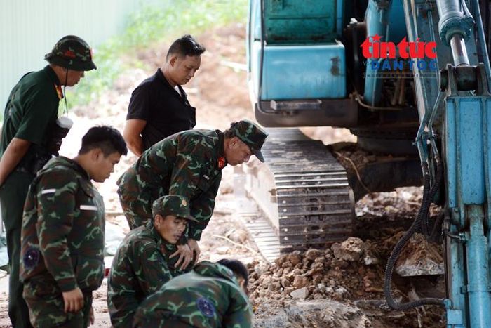 Lực lượng kiểm tra công tác tìm kiếm hài cốt liệt sĩ tại khu A.