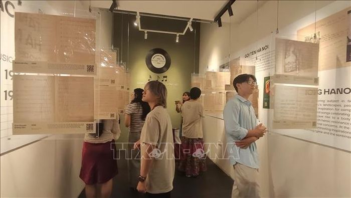 Các bạn trẻ chăm chú xem trưng bày “Hướng về thành phố xa xưa: Hai thập niên tân nhạc Hà Nội (1934-1954)”.