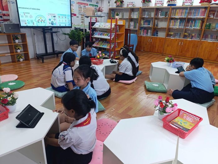 Không gian thư viện với những thiết bị công nghệ giúp các em học sinh dễ dàng tra cứu thông tin.