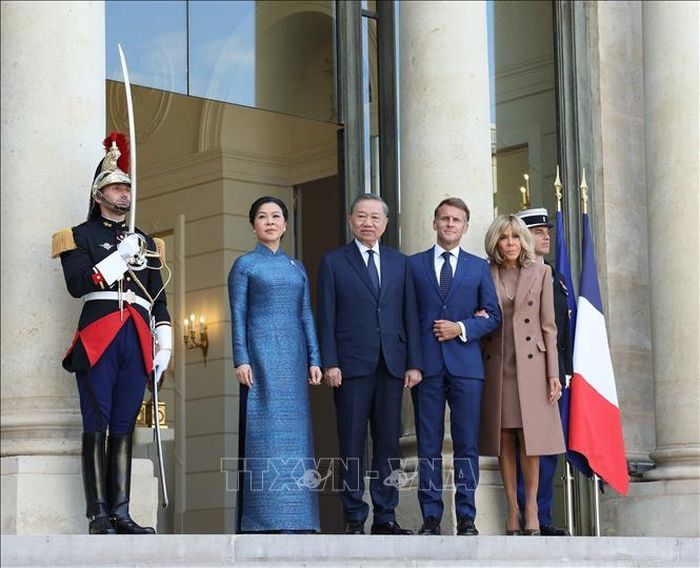 Tổng thống Pháp Emmanuel Macron và Phu nhân đón Tổng Bí thư, Chủ tịch nước Tô Lâm và Phu nhân. Ảnh: Thống Nhất/TTXVN