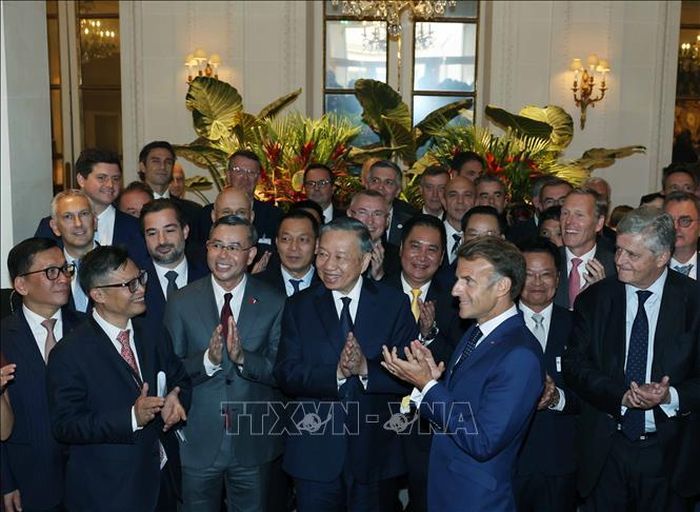 Tổng Bí thư, Chủ tịch nước Tô Lâm và Tổng thống Pháp Emmanuel Macron chụp ảnh chung với các đại biểu. Ảnh: Thống Nhất/TTXVN