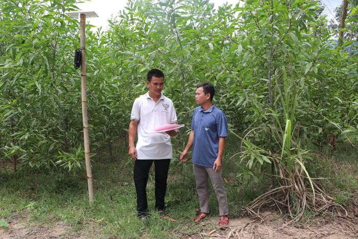 Anh Đinh Văn Dị, thôn Trung Thượng (trái) phấn khởi khi thủ tục làm “sổ đỏ” hiện nay rất nhanh.