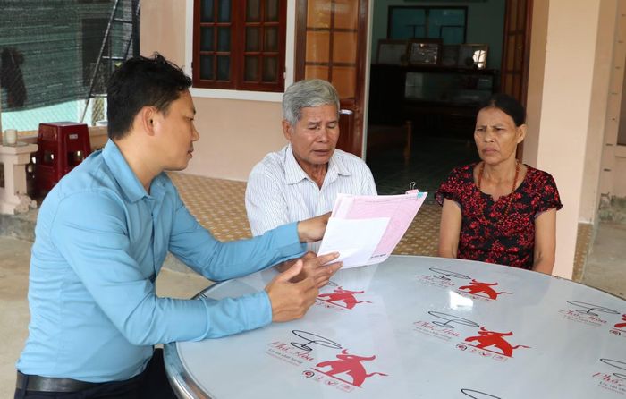 Vợ chồng ông Đinh Thanh Bình (thôn Đồng Tròn, xã Sơn Mai) vừa được cấp sổ đỏ sau hơn 10 năm chờ đợi.