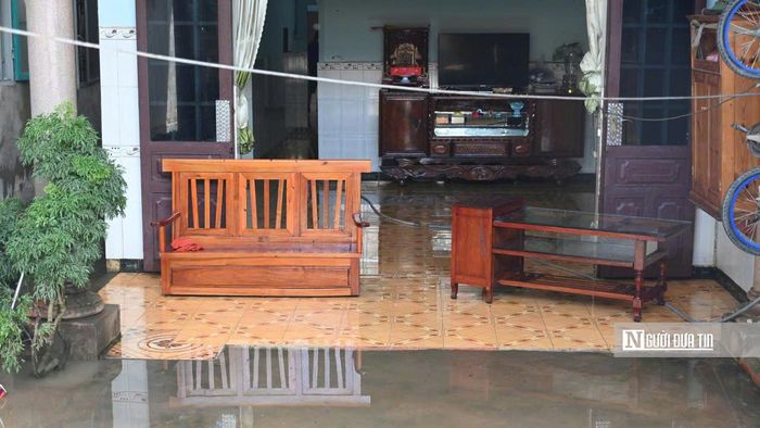 Nước dâng nhanh, tràn vào nhà người dân.