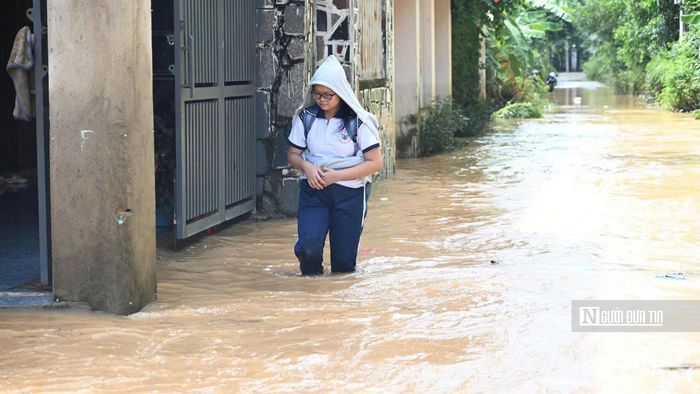 Nhiều tuyến đường bị ngập sâu, học sinh đi lại khó khăn.