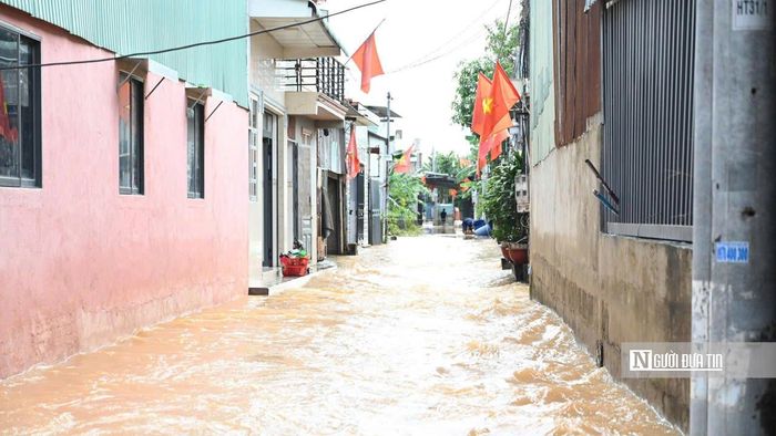 Một số tuyến đường bị nước bao phủ, dòng chảy mạnh khiến việc đi lại của người dân gặp nhiều khó khăn.