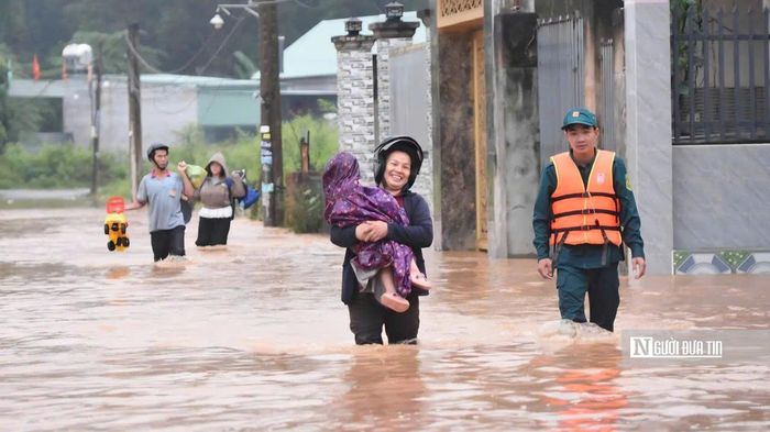 Nước dâng cao gây ngập nhiều tuyến đường, khiến việc đi lại và sinh hoạt của người dân tại khu dân cư gặp nhiều khó khăn.