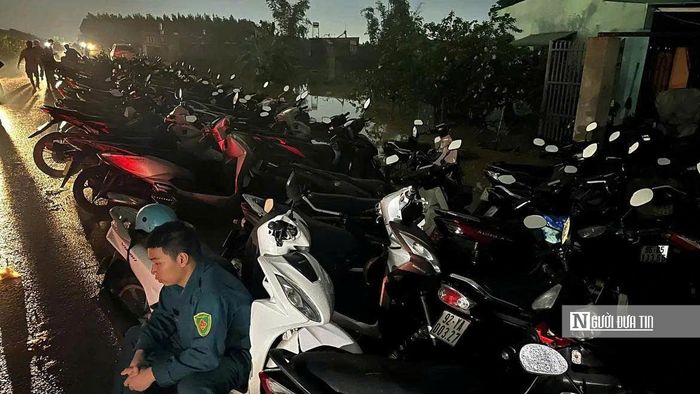 Người dân khẩn trương di dời xe máy lên vị trí cao trong đêm nhằm tránh thiệt hại khi nước sông Buông dâng cao, gây ngập khu dân cư tại phường Phước Tân, Tp.Đồng Nai.