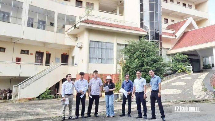 Đoàn công tác khảo sát trụ sở Nhà khách Tỉnh ủy Bình Phước (cũ) tại phường Bình Phước, đánh giá khả năng chuyển đổi công năng thành cơ sở chăm sóc người cao tuổi.