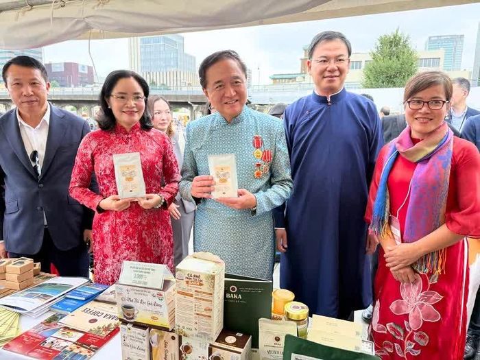 Bà Trịnh Thị Thuỷ - Thứ trưởng Bộ Văn hoá, Thể thao và Du lịch; ông Yuji Kuroiwa - Thống đốc tỉnh Kanagawa và ông Phạm Quang Hiệu - Đại sứ Việt Nam tại Nhật Bản thăm gian hàng quảng bá của tỉnh Gia Lai.