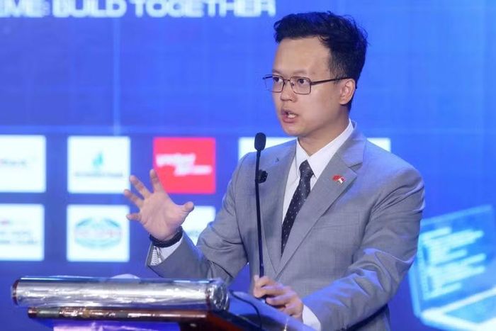 Ông Edward Lim Xun Qian trao đổi về định hướng phát triển hình thành hệ sinh thái quốc tế Cuộc thi Data for life. Ảnh: C06.