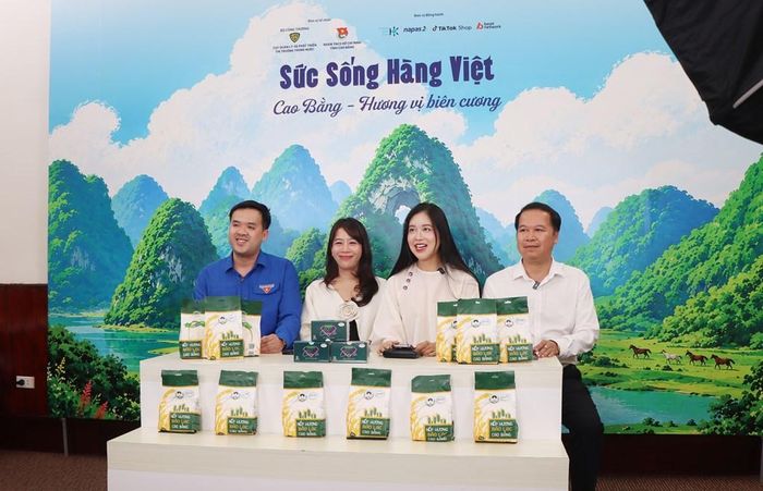 Ông Hà Ngọc Huy - Phó Bí thư thường trực tỉnh đoàn Cao Bằng và ông Trần Anh Dũng- Chủ tịch Liên minh Hợp tác xã tỉnh Cao Bằng tham gia giới thiệu sản phẩm của Cao Bằng trong phiên live