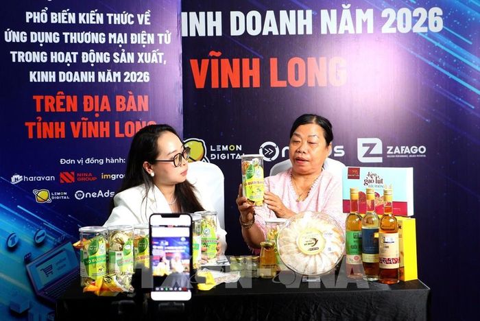 Các hộ kinh doanh sản phẩm OCOP livestream giới thiệu sản phẩm và bán hàng. Ảnh: Lê Thúy Hằng – TTXVN