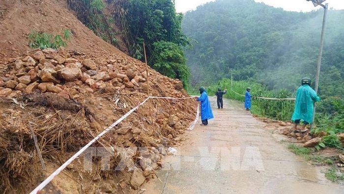 Lực lượng vũ trang thành phố Đà Nẵng khắc phục các điểm sạt lở do mưa lớn gây ra trên địa bàn. Ảnh: TTXVN phát