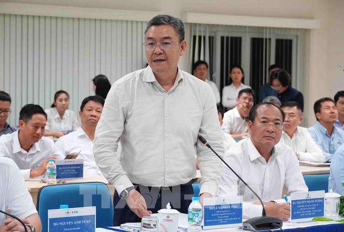Ông Lê Mạnh Cường, Tổng Giám đốc Tập đoàn Công nghiệp - Năng lượng quốc gia Việt Nam báo cáo tình hình triển khai các dự án của Tập đoàn tại thành phố Cần Thơ. Ảnh: Thanh Liêm - TTXVN