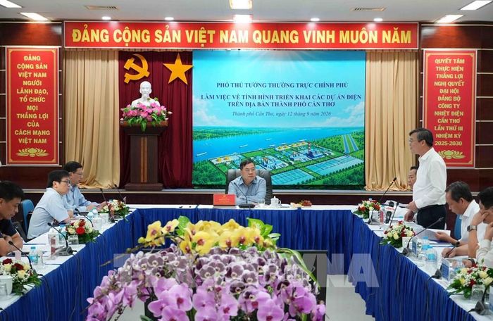 Chủ tịch UBND thành phố Cần Thơ Trương Cảnh Tuyên báo cáo tình hình triển khai các dự án điện trên địa bàn thành phố. Ảnh: Thanh Liêm - TTXVN
