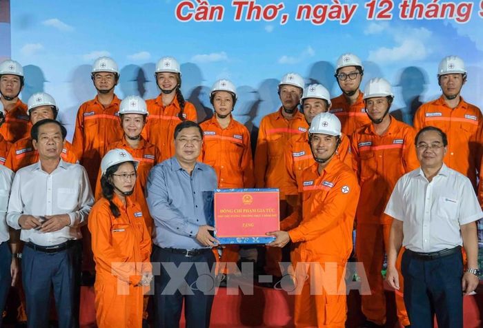 Phó Thủ tướng Thường trực Chính phủ Phạm Gia Túc tặng quà cho người lao động Nhà máy Nhiệt điện Ô Môn I. Ảnh: Thanh Liêm - TTXVN