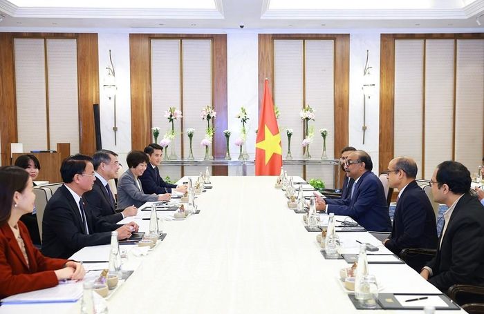 Thủ tướng Lê Minh Hưng tiếp ông Grandhi Mallikarjuna Rao, Chủ tịch Tập đoàn GMR của Ấn Độ. Ảnh: Dương Giang – TTXVN