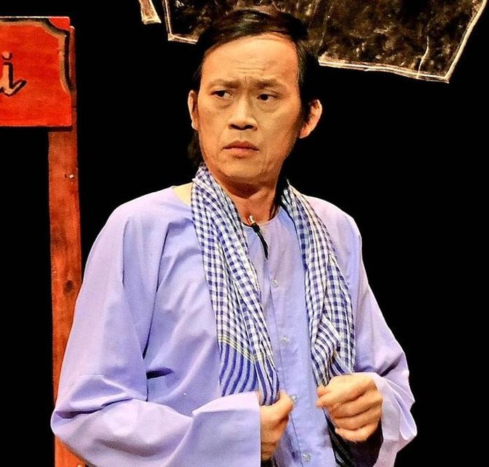Khán giả dầm mưa xem Hoài Linh diễn kịch khiến anh xúc động và biết ơn.