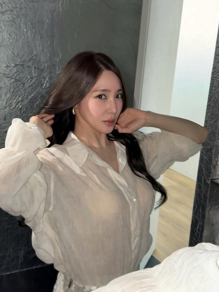 Tiffany Young mở màn tour diễn qua nhiều thành phố ở châu Á vào 12/9 ở Hong Kong.