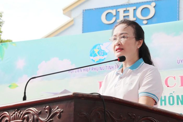 Bà Lương Thị Hạnh, Tỉnh ủy viên, Phó Chủ tịch Ủy ban MTTQ Việt Nam tỉnh, Chủ tịch Hội LHPN tỉnh Thanh Hóa, phát biểu hưởng ứng chiến dịch