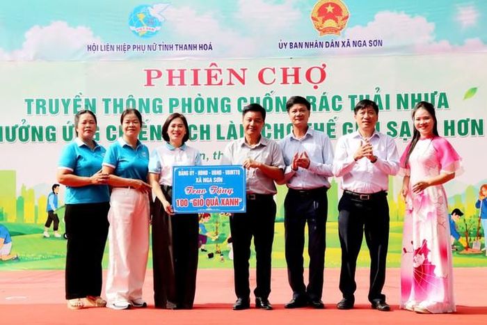 Đại diện các đơn vị trên địa bàn tỉnh trao tặng các mô hình thiết thực nhằm vận động nhân dân nói không với rác thải nhựa